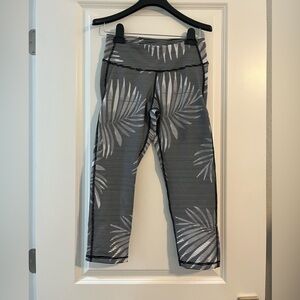 Old Navy active size S - black and white palm pattern stretch pants with peach
